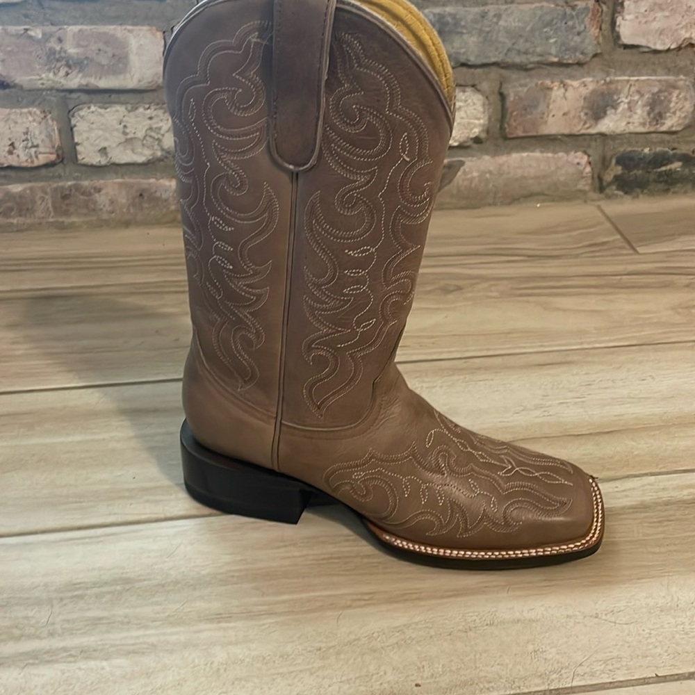 Square toe  Cavender’s cowboy boots. Never worn still in box